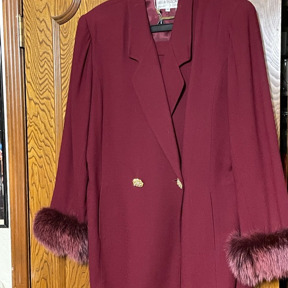 Lilly & Taylor women Dinner suit with Fox cuff - Picture 2 of 11